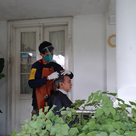 cukur-di-rumah-dengan-kelembutan-pelayanan-m-barber-untuk-orang-tua-yang-sakit/m-barber-orang-tua.jpg